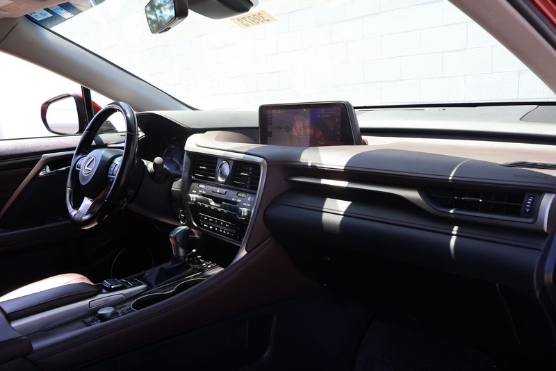 Lexus RX Vehicle Full-screen Gallery Image 19