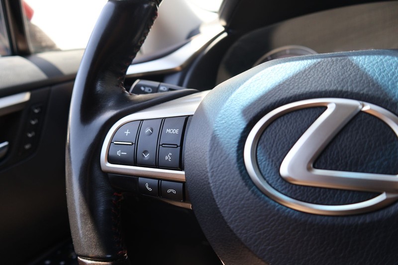 Lexus RX Vehicle Full-screen Gallery Image 25