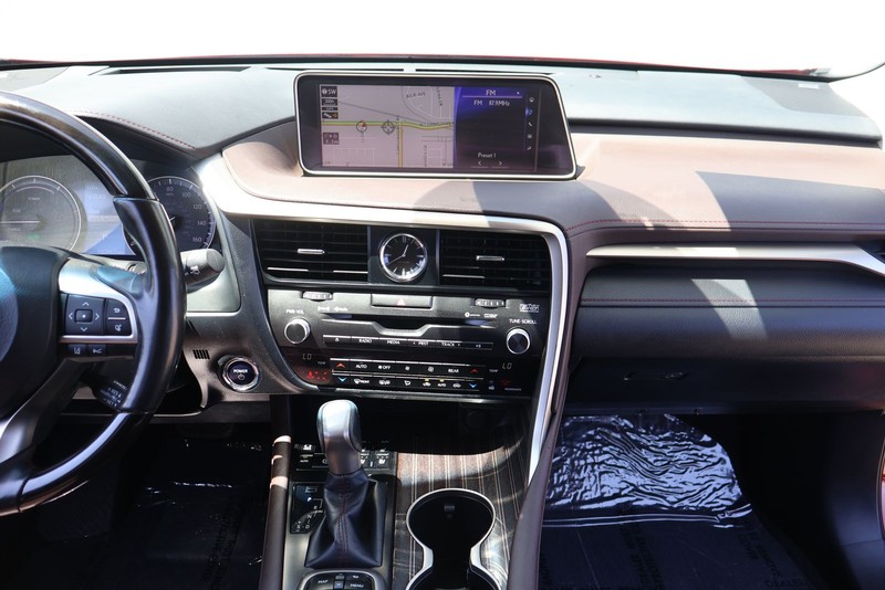 Lexus RX Vehicle Full-screen Gallery Image 27
