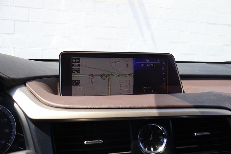 Lexus RX Vehicle Full-screen Gallery Image 28