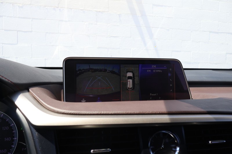 Lexus RX Vehicle Full-screen Gallery Image 29