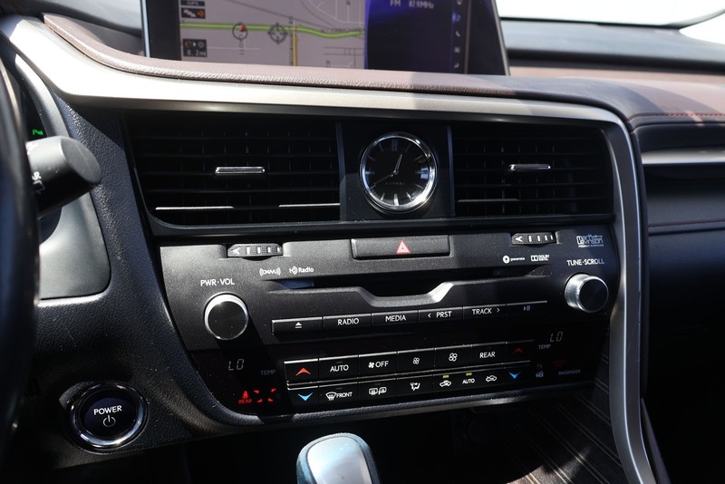 Lexus RX Vehicle Full-screen Gallery Image 30