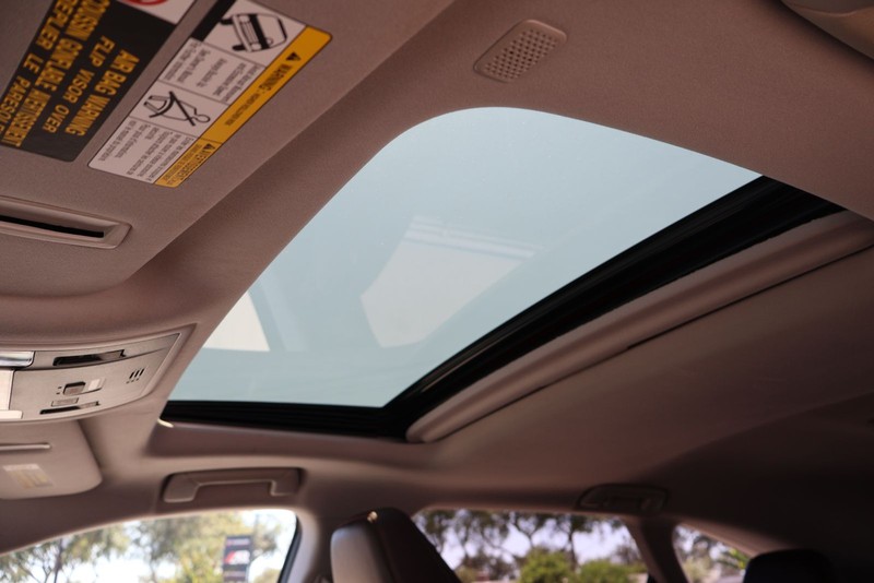 Lexus RX Vehicle Full-screen Gallery Image 32