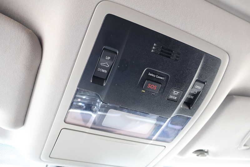 Lexus RX Vehicle Full-screen Gallery Image 33
