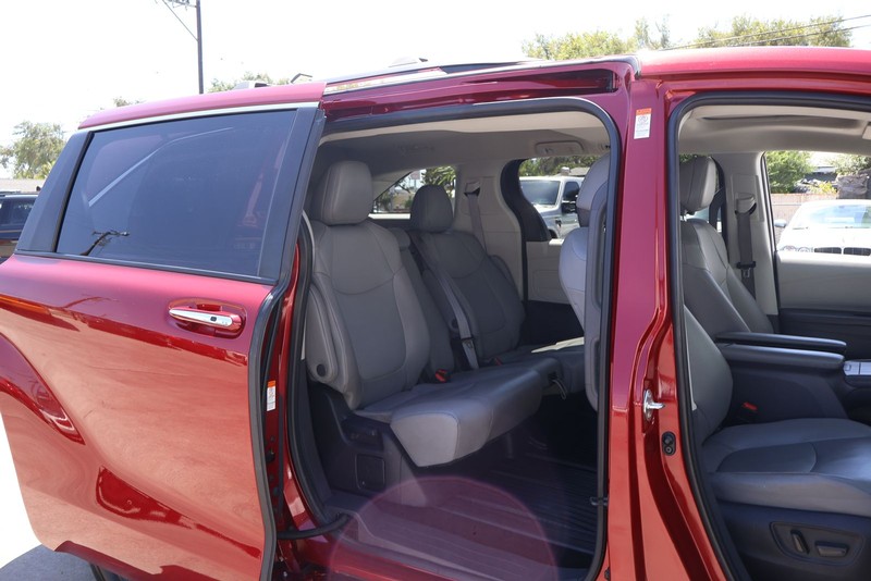 Toyota Sienna Vehicle Full-screen Gallery Image 13