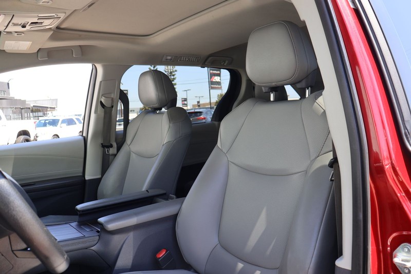 Toyota Sienna Vehicle Full-screen Gallery Image 18