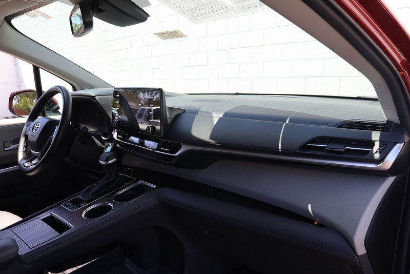 Toyota Sienna Vehicle Full-screen Gallery Image 20