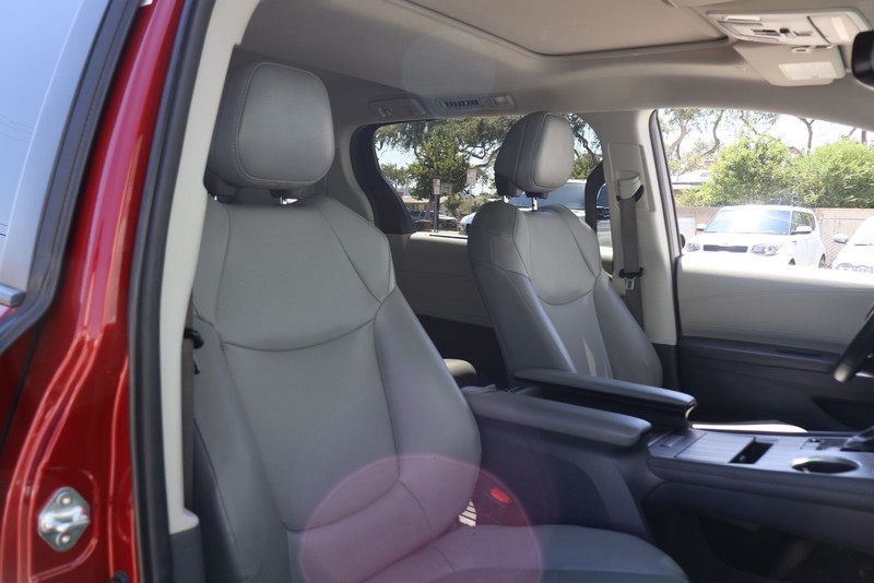Toyota Sienna Vehicle Full-screen Gallery Image 21