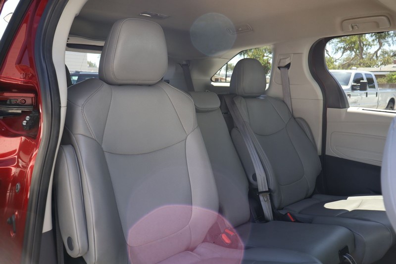 Toyota Sienna Vehicle Full-screen Gallery Image 22