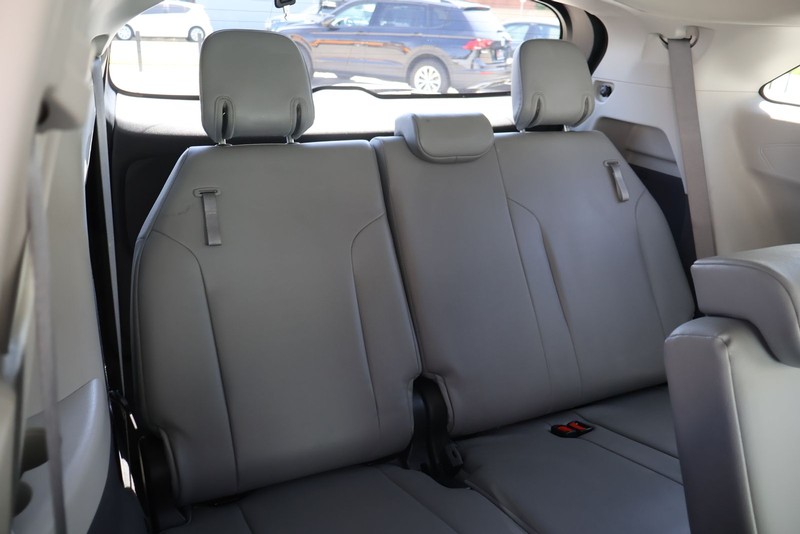 Toyota Sienna Vehicle Full-screen Gallery Image 23