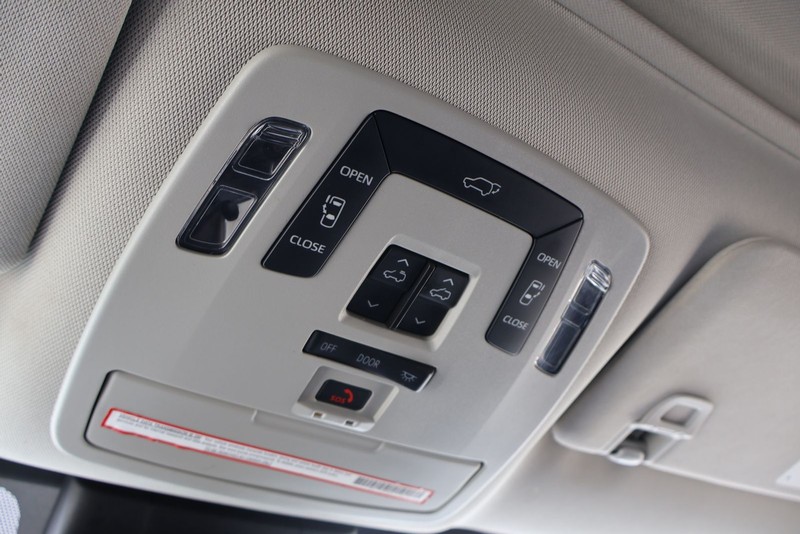 Toyota Sienna Vehicle Full-screen Gallery Image 33