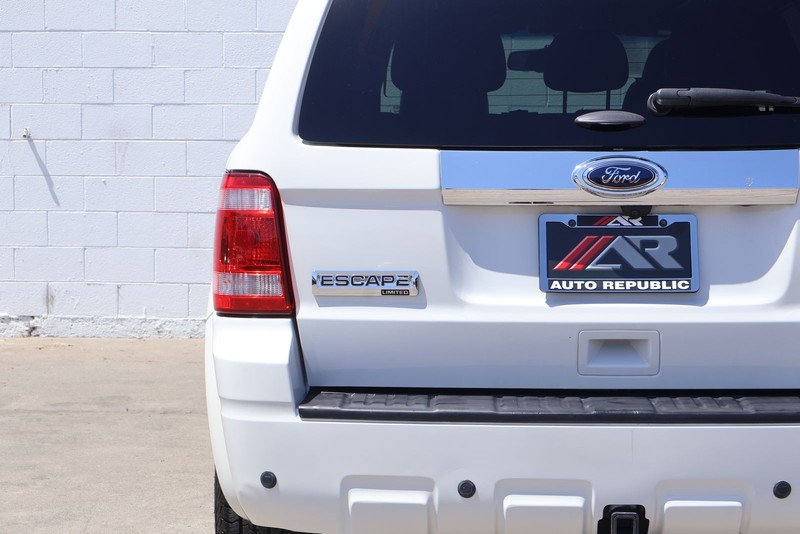 Ford Escape Vehicle Full-screen Gallery Image 07