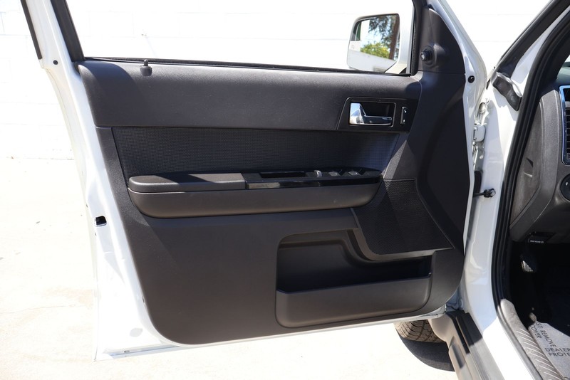 Ford Escape Vehicle Full-screen Gallery Image 14