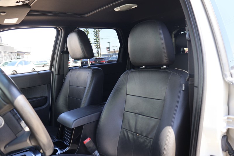 Ford Escape Vehicle Full-screen Gallery Image 16
