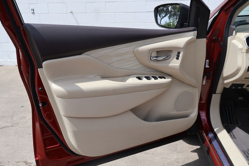 Nissan Murano Vehicle Full-screen Gallery Image 15