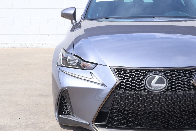 Lexus IS 300 Vehicle Full-screen Gallery Image 03