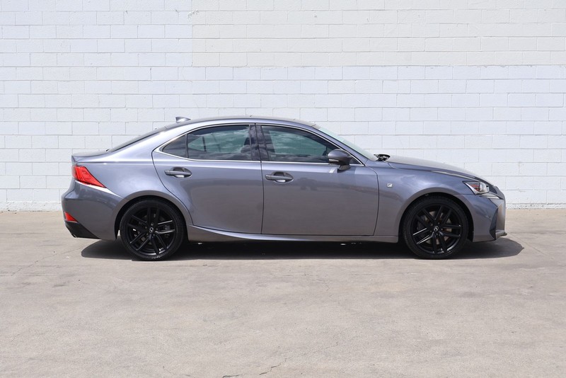 Lexus IS 300 Vehicle Full-screen Gallery Image 04