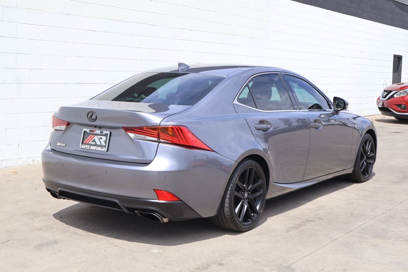 Lexus IS 300 Vehicle Full-screen Gallery Image 05