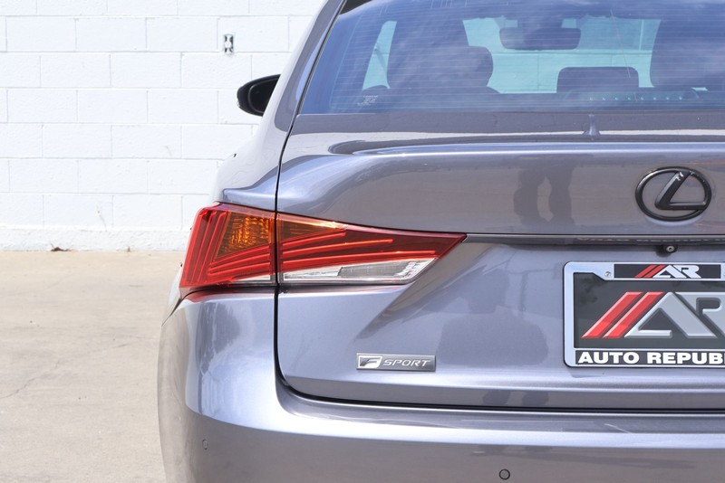Lexus IS 300 Vehicle Full-screen Gallery Image 07
