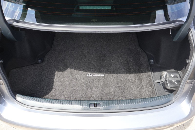 Lexus IS 300 Vehicle Full-screen Gallery Image 08