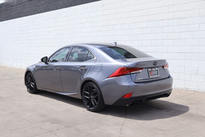 Lexus IS 300 Vehicle Full-screen Gallery Image 09