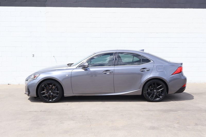 Lexus IS 300 Vehicle Full-screen Gallery Image 10