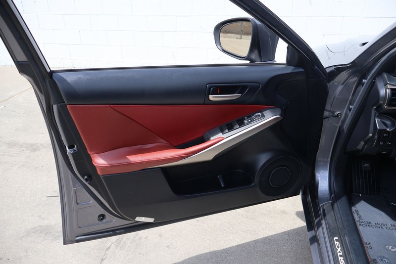 Lexus IS 300 Vehicle Full-screen Gallery Image 14