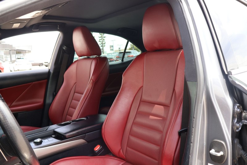 Lexus IS 300 Vehicle Full-screen Gallery Image 16