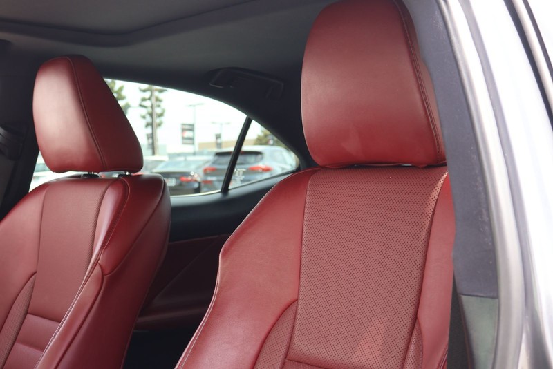 Lexus IS 300 Vehicle Full-screen Gallery Image 17