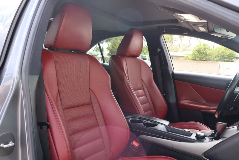 Lexus IS 300 Vehicle Full-screen Gallery Image 19