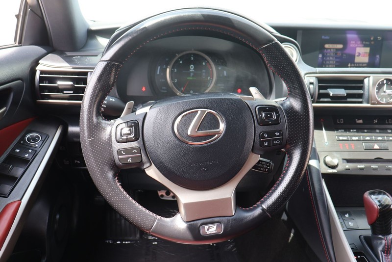 Lexus IS 300 Vehicle Full-screen Gallery Image 23