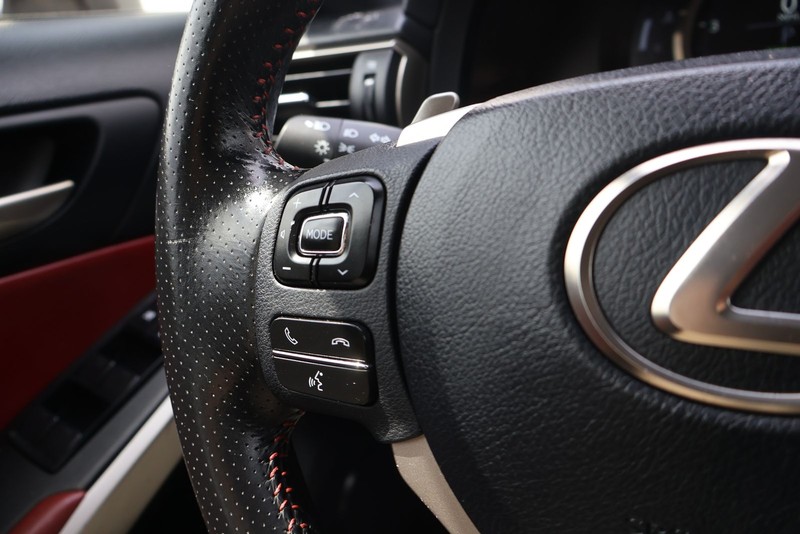 Lexus IS 300 Vehicle Full-screen Gallery Image 24