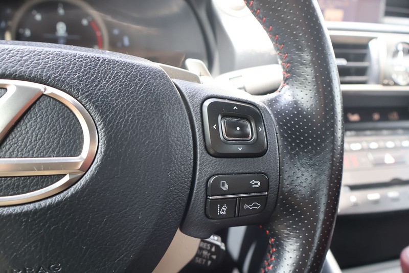 Lexus IS 300 Vehicle Full-screen Gallery Image 25