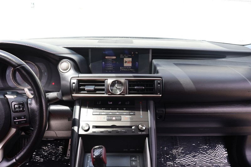 Lexus IS 300 Vehicle Full-screen Gallery Image 26