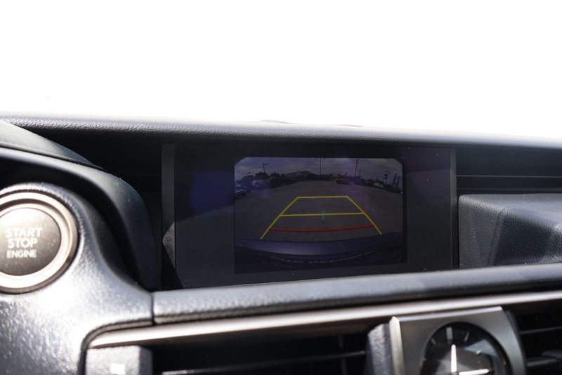 Lexus IS 300 Vehicle Full-screen Gallery Image 28