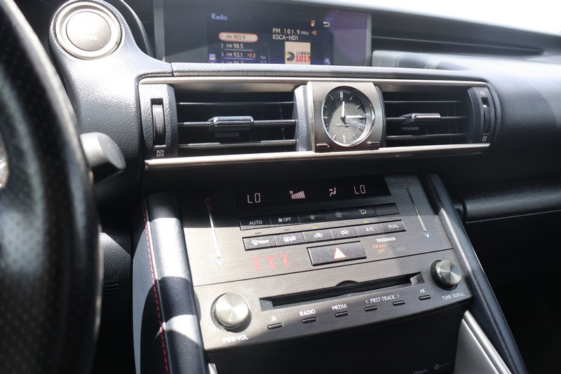 Lexus IS 300 Vehicle Full-screen Gallery Image 29