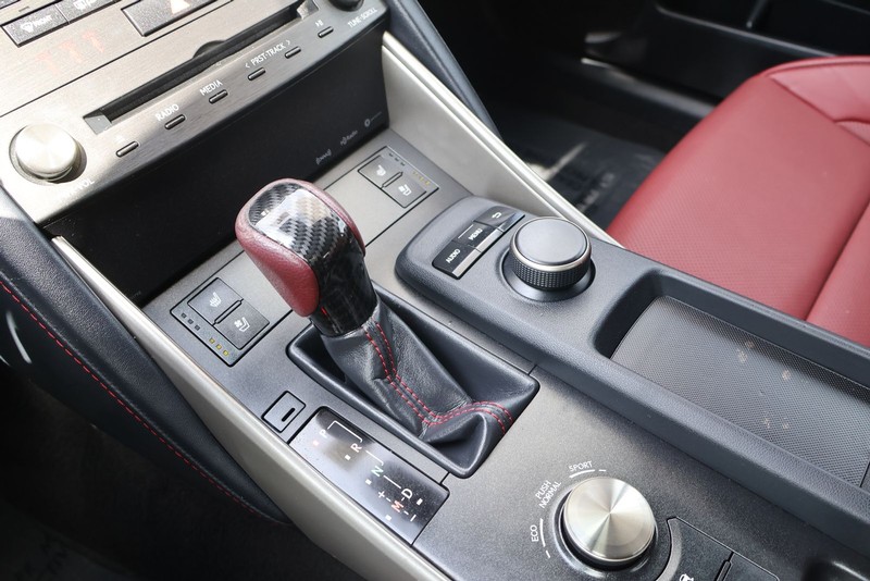 Lexus IS 300 Vehicle Full-screen Gallery Image 30