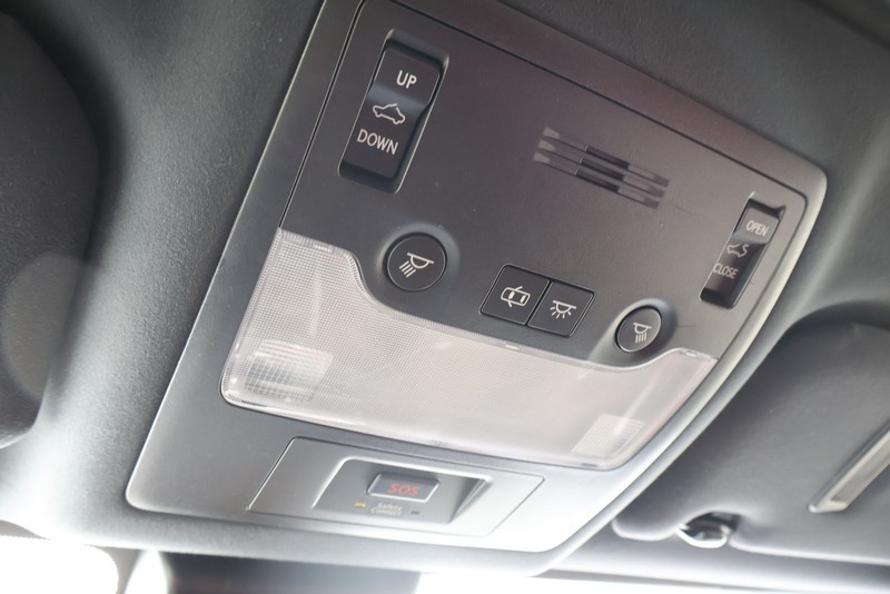 Lexus IS 300 Vehicle Full-screen Gallery Image 31