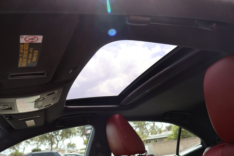 Lexus IS 300 Vehicle Full-screen Gallery Image 32