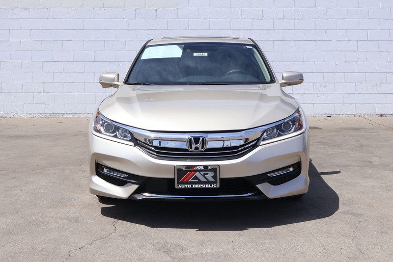 Honda Accord Sedan Vehicle Full-screen Gallery Image 02