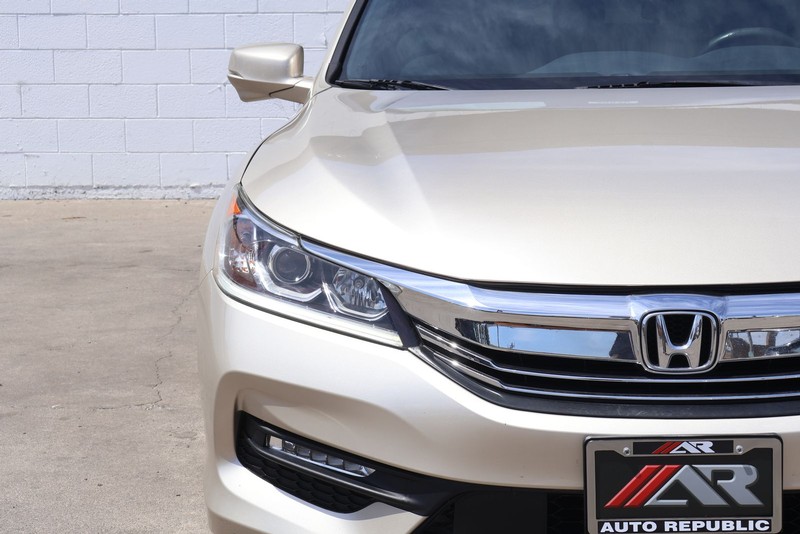 Honda Accord Sedan Vehicle Full-screen Gallery Image 03