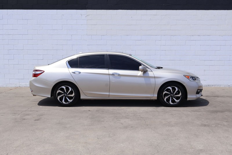 Honda Accord Sedan Vehicle Full-screen Gallery Image 04