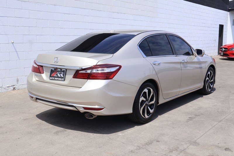 Honda Accord Sedan Vehicle Full-screen Gallery Image 05