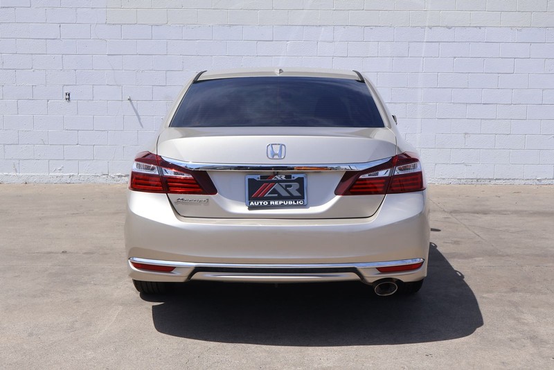 Honda Accord Sedan Vehicle Full-screen Gallery Image 06