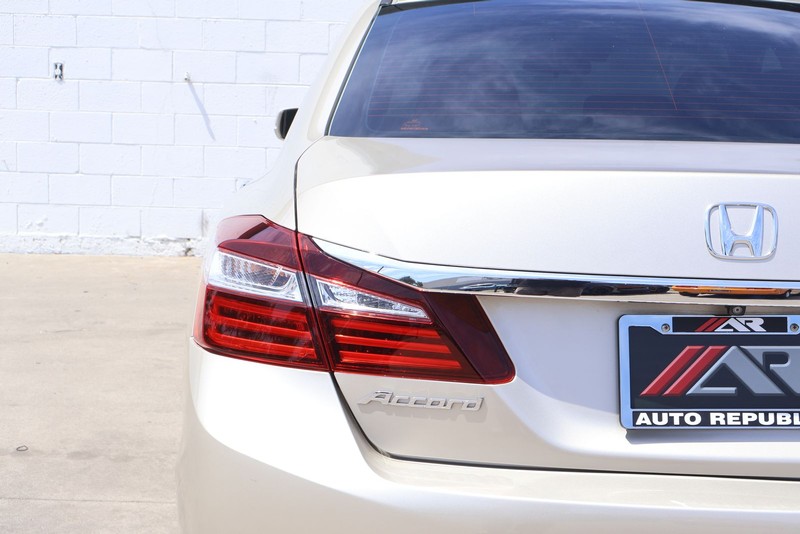 Honda Accord Sedan Vehicle Full-screen Gallery Image 07