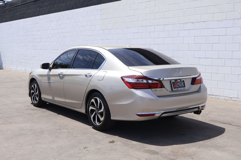 Honda Accord Sedan Vehicle Full-screen Gallery Image 09