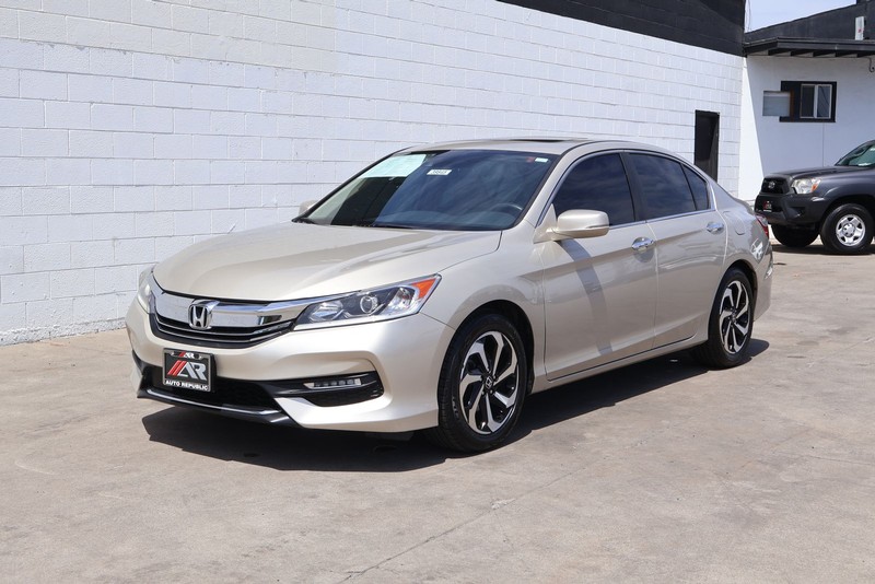 Honda Accord Sedan Vehicle Full-screen Gallery Image 11