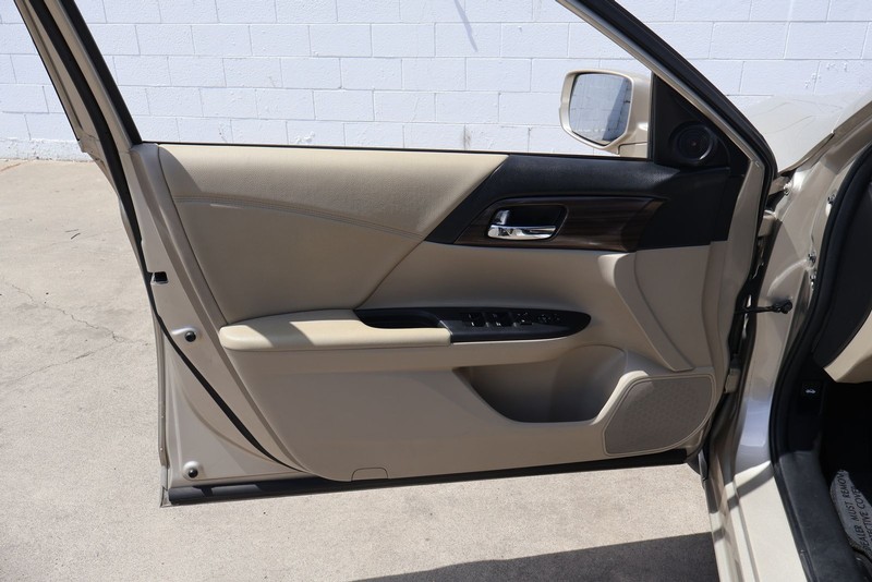 Honda Accord Sedan Vehicle Full-screen Gallery Image 14