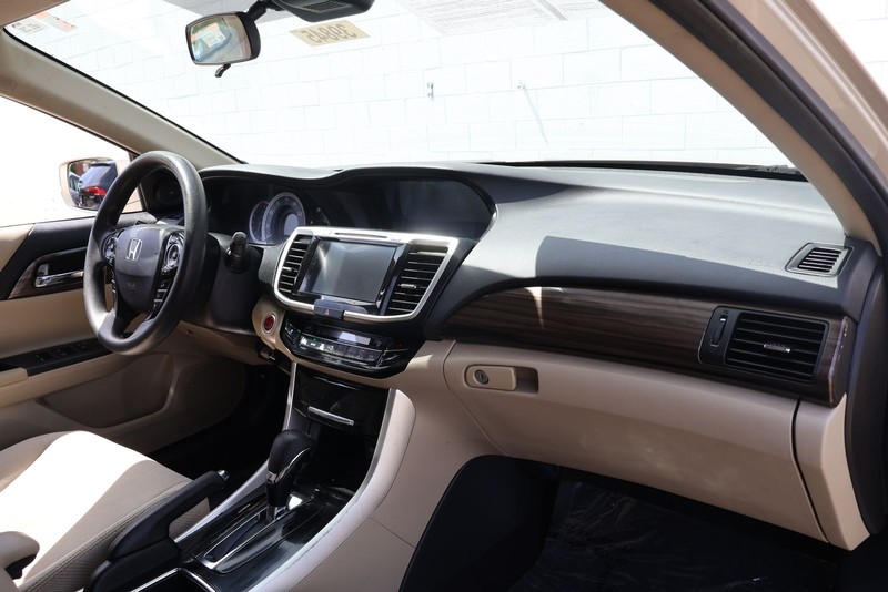 Honda Accord Sedan Vehicle Full-screen Gallery Image 18