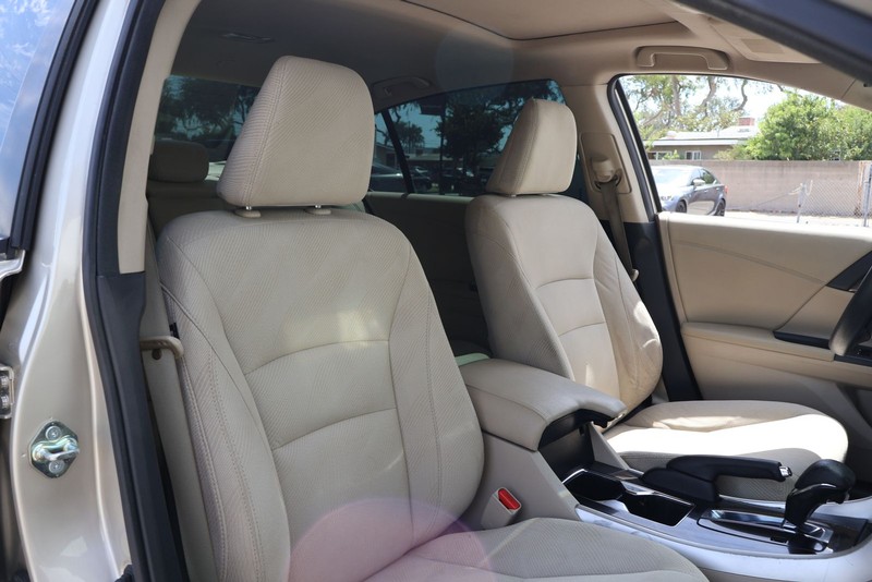 Honda Accord Sedan Vehicle Full-screen Gallery Image 19